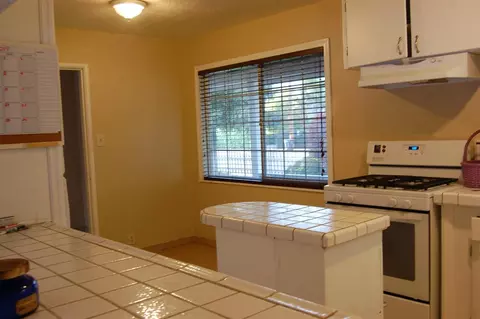 135 E Walnut Ave, Visalia, CA 93277 photo 18