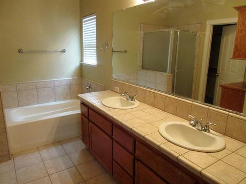 1972 E Bridger Ave, Tulare, CA 93274 photo 10
