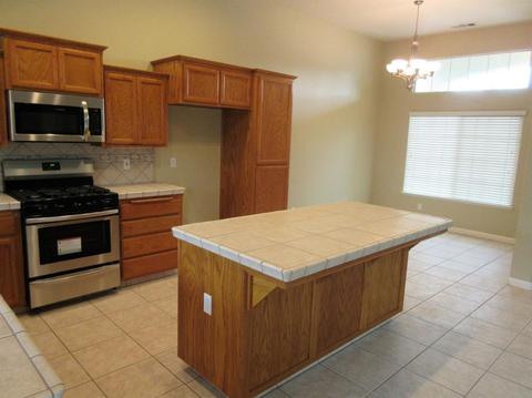 1972 E Bridger Ave, Tulare, CA 93274 photo 8