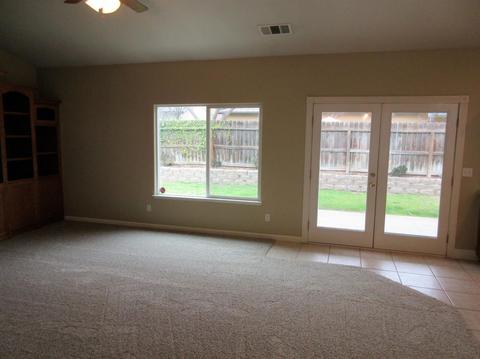 1972 E Bridger Ave, Tulare, CA 93274 photo 4