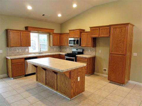 1972 E Bridger Ave, Tulare, CA 93274 photo 6