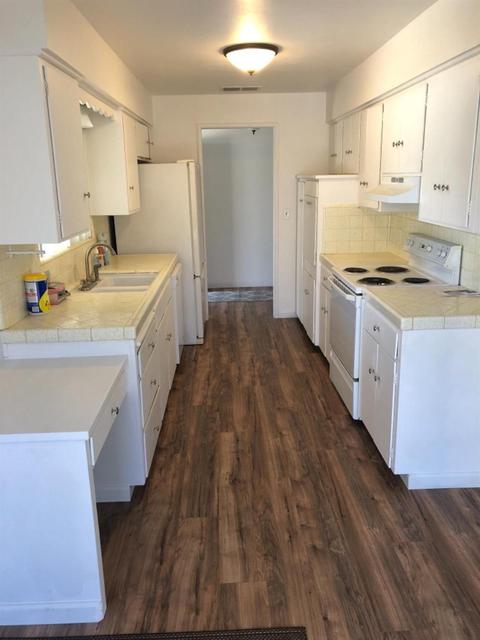 527 E Sandra Ave, Tulare, CA 93274 photo 3