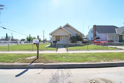 697 E Kern Ave, Tulare, CA 93274 photo 2