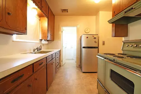 697 E Kern Ave, Tulare, CA 93274 photo 8