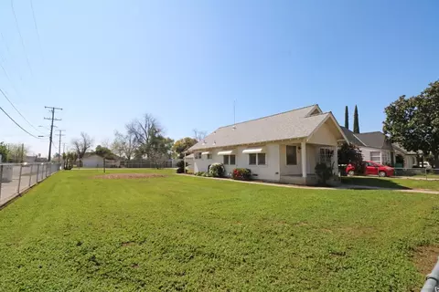 697 E Kern Ave, Tulare, CA 93274 photo 4