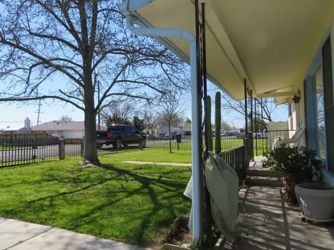 812 E Ivy St, Hanford, CA 93230 photo 2