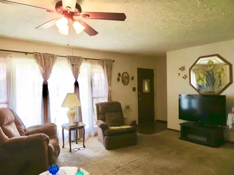 812 E Ivy St, Hanford, CA 93230 photo 5