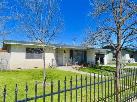 812 E Ivy St, Hanford, CA 93230 photo 1