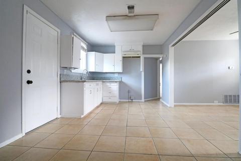 211 E 3rd St, Hanford, CA 93230 photo 4