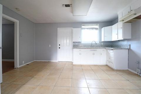 211 E 3rd St, Hanford, CA 93230 photo 5