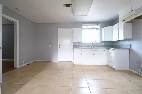 211 E 3rd St, Hanford, CA 93230 photo 5