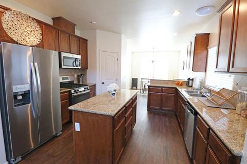 908 E Vine Ct, Visalia, CA 93292 photo 8