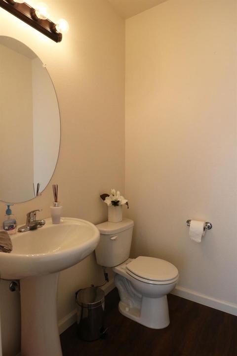 908 E Vine Ct, Visalia, CA 93292 photo 4