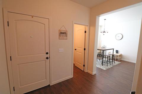 908 E Vine Ct, Visalia, CA 93292 photo 3