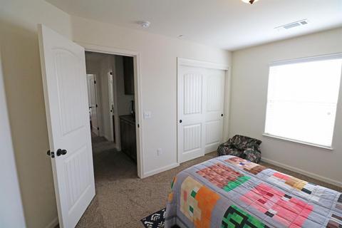 908 E Vine Ct, Visalia, CA 93292 photo 17
