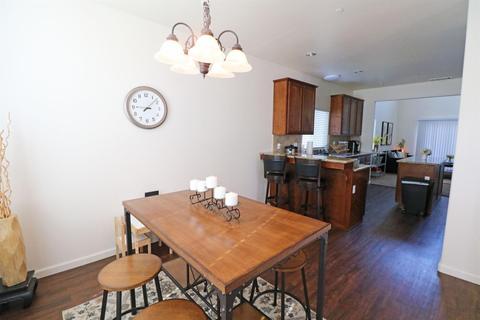 908 E Vine Ct, Visalia, CA 93292 photo 6