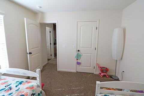 908 E Vine Ct, Visalia, CA 93292 photo 14