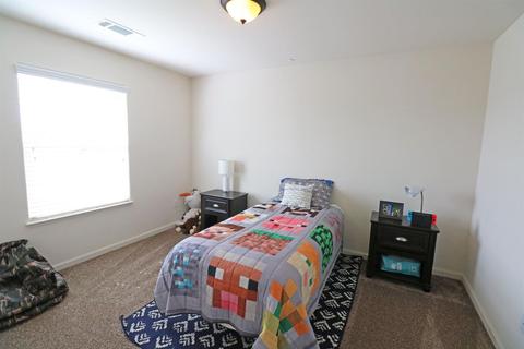 908 E Vine Ct, Visalia, CA 93292 photo 16