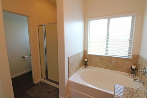 908 E Vine Ct, Visalia, CA 93292 photo 24