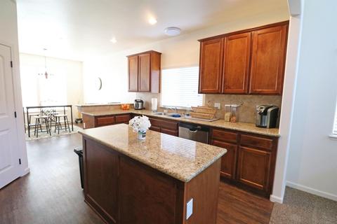 908 E Vine Ct, Visalia, CA 93292 photo 9