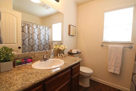 908 E Vine Ct, Visalia, CA 93292 photo 15