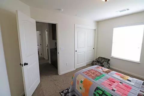 908 E Vine Ct, Visalia, CA 93292 photo 17