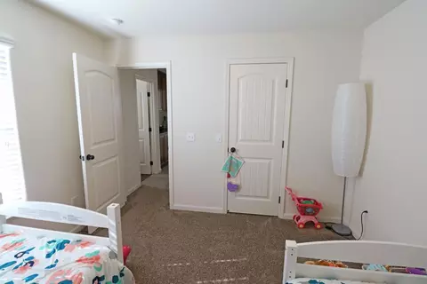 908 E Vine Ct, Visalia, CA 93292 photo 14