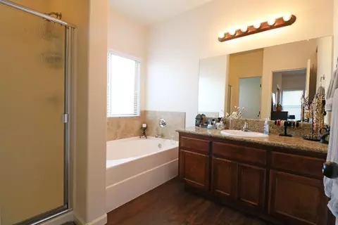 908 E Vine Ct, Visalia, CA 93292 photo 23