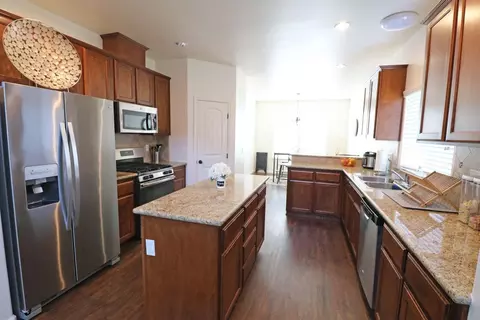 908 E Vine Ct, Visalia, CA 93292 photo 8