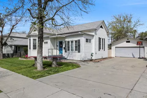 124 E Myrtle St, Hanford, CA 93230 photo 3
