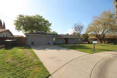 1447 S Thomas Ct, Visalia, CA 93292 photo 2