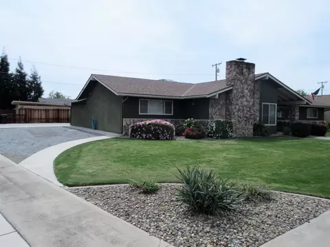 899 E Pleasant Ave, Tulare, CA 93274 photo 2