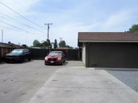 899 E Pleasant Ave, Tulare, CA 93274 photo 4