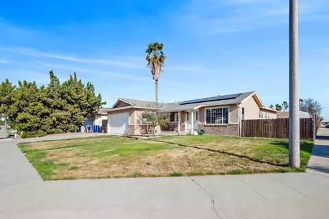 696 Wood Ln, Lemoore, CA 93245 photo 2