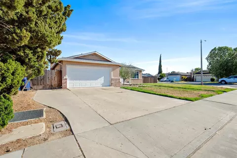 696 Wood Ln, Lemoore, CA 93245 photo 3