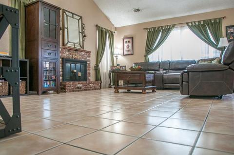 918 E Sunnyview Ave, Visalia, CA 93292 photo 2