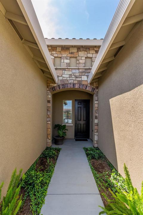 833 E Aretha Ave, Fowler, CA 93625 photo 2