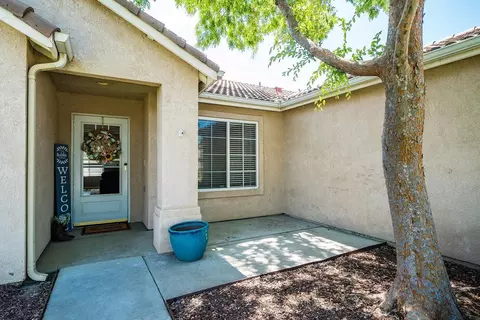 1427 Chimney Way, Lemoore, CA 93245 photo 4