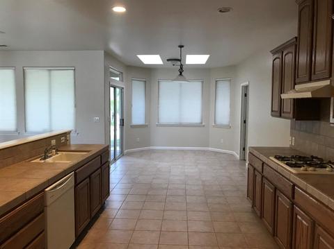2030 E Parkview Ct, Visalia, CA 93292 photo 4