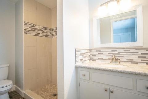 511 E Cambridge Ave, Visalia, CA 93292 photo 13