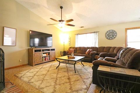 1812 E Westcott Ct, Visalia, CA 93292 photo 2