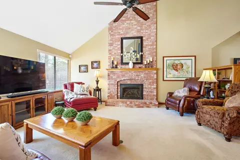 245 E Chestnut Ct, Visalia, CA 93277 photo 9