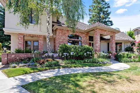 245 E Chestnut Ct, Visalia, CA 93277 photo 3