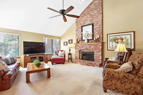 245 E Chestnut Ct, Visalia, CA 93277 photo 8