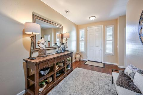 735 E Chestnut Ave, Visalia, CA 93292 photo 2