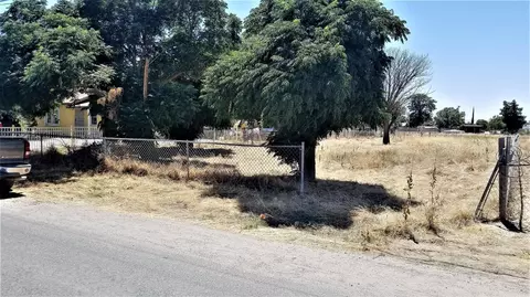 521 Walnut St, Pixley, CA 93256 photo 1
