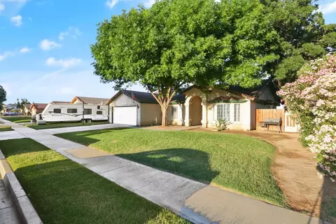 240 Riviera Dr, Lemoore, CA 93245 photo 2