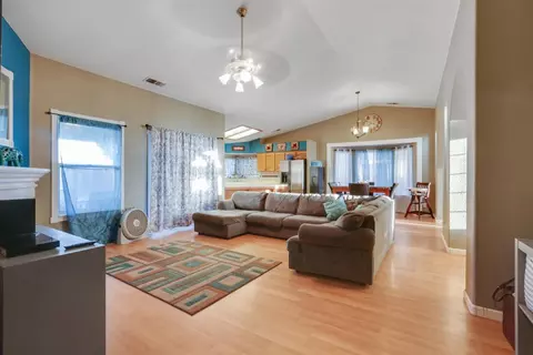 240 Riviera Dr, Lemoore, CA 93245 photo 5