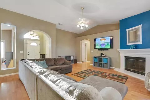 240 Riviera Dr, Lemoore, CA 93245 photo 9