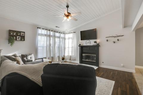 2132 E Hillcrest Ave, Visalia, CA 93292 photo 7